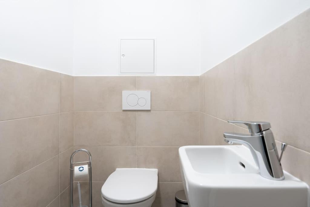 1Br Haven With Swift City Access By Hm Вена Экстерьер фото