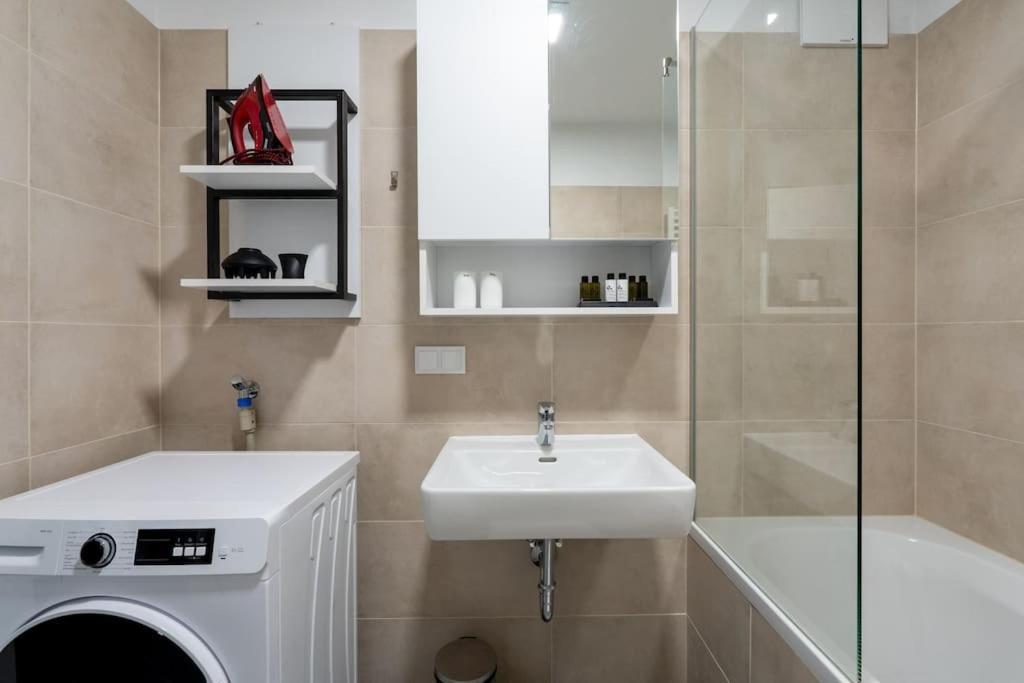 1Br Haven With Swift City Access By Hm Вена Экстерьер фото