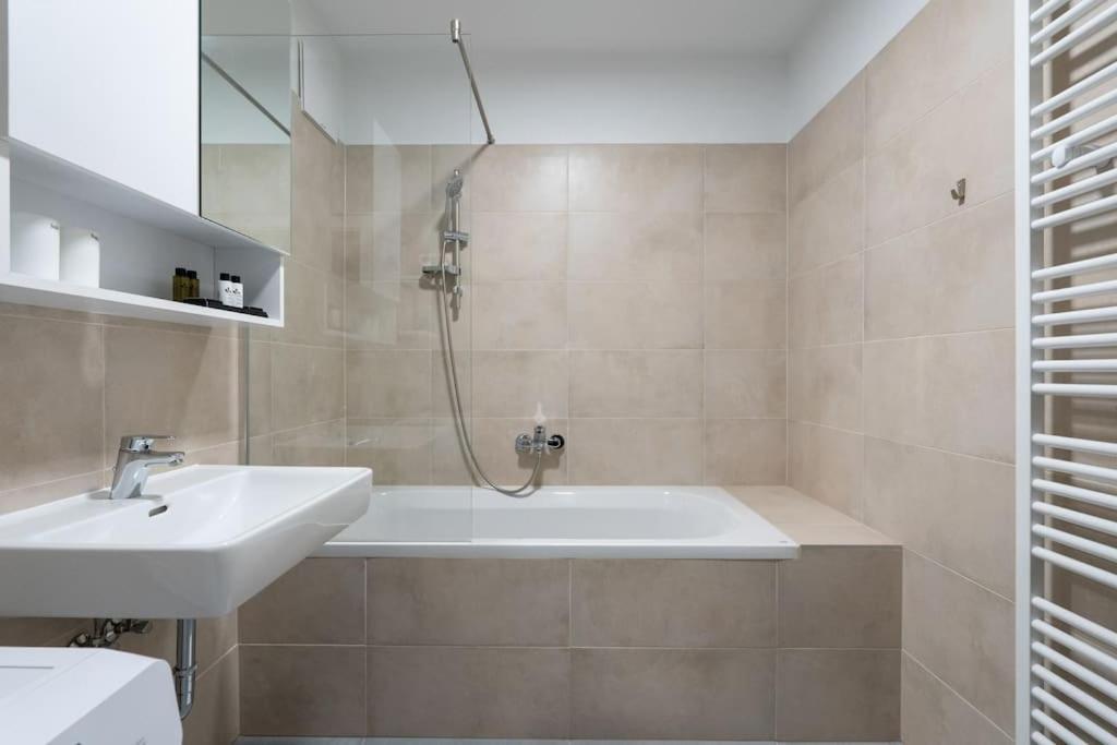 1Br Haven With Swift City Access By Hm Вена Экстерьер фото