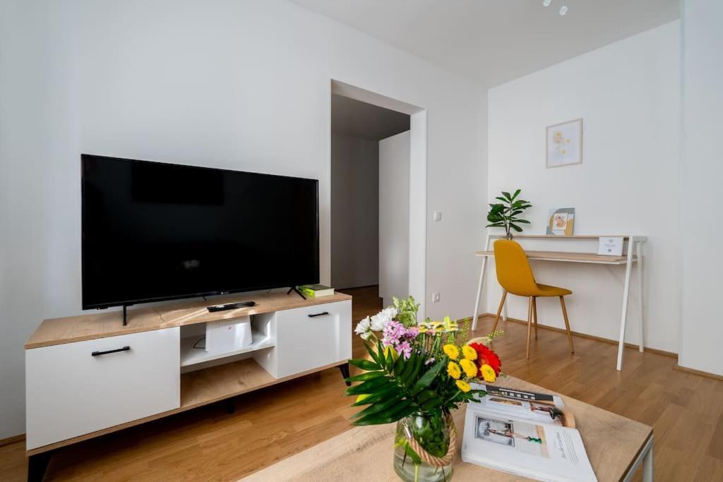 1Br Haven With Swift City Access By Hm Вена Экстерьер фото