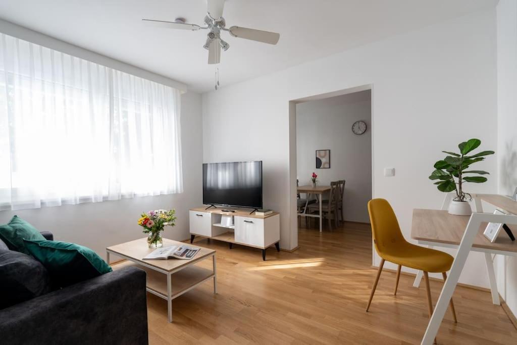 1Br Haven With Swift City Access By Hm Вена Экстерьер фото