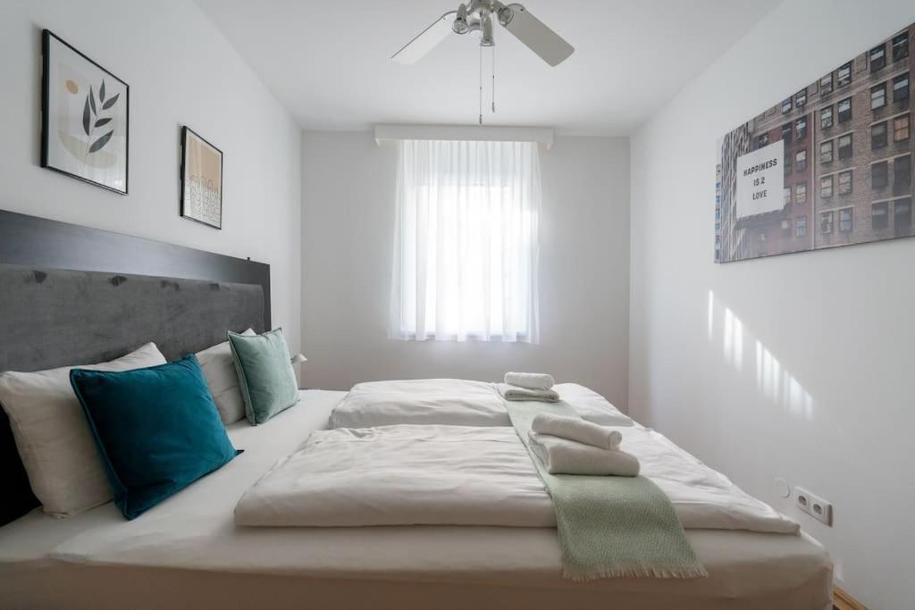 1Br Haven With Swift City Access By Hm Вена Экстерьер фото