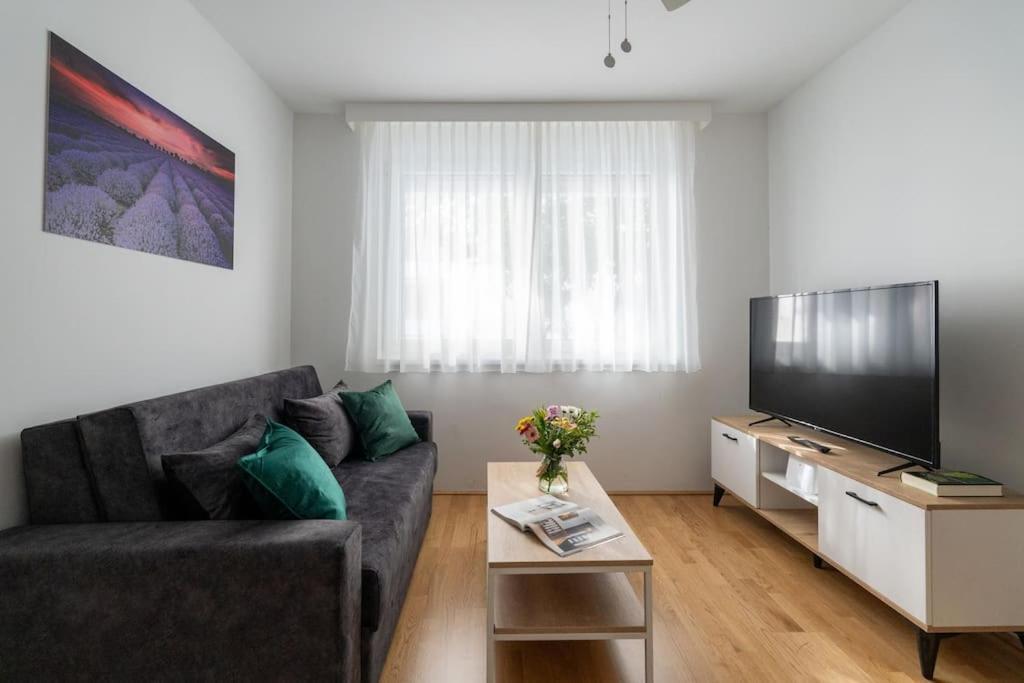 1Br Haven With Swift City Access By Hm Вена Экстерьер фото