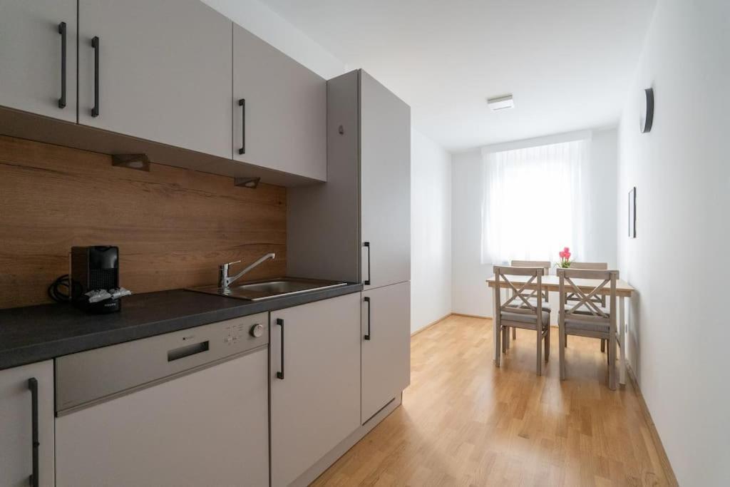 1Br Haven With Swift City Access By Hm Вена Экстерьер фото