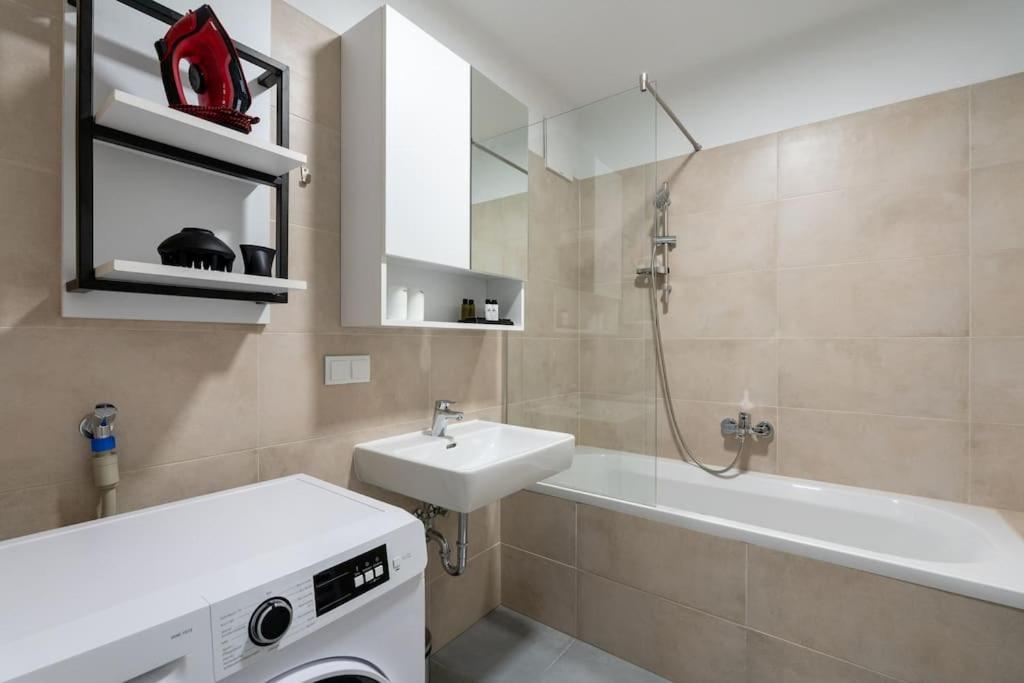 1Br Haven With Swift City Access By Hm Вена Экстерьер фото
